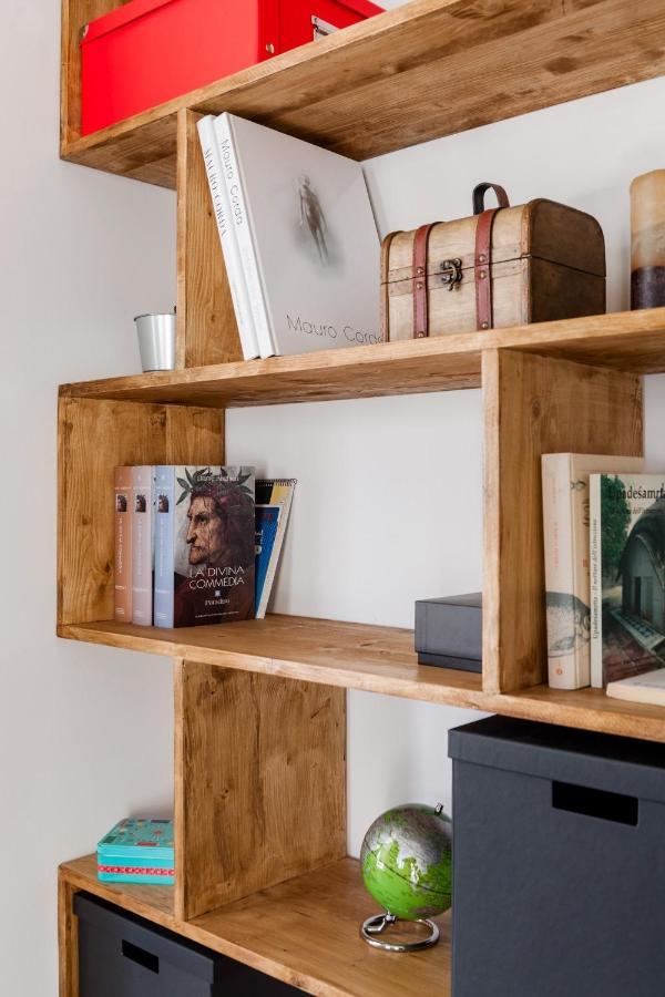 Open The Classic Wooden Shutters At A Cozy Nest Apartamento Florencia