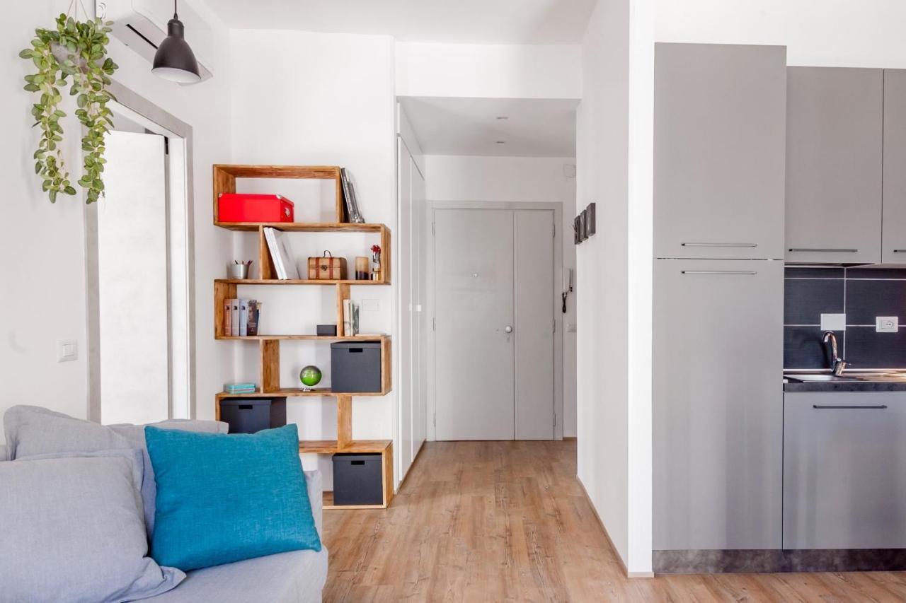 Open The Classic Wooden Shutters At A Cozy Nest Apartamento Florencia