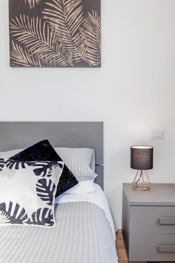 Open The Classic Wooden Shutters At A Cozy Nest Apartamento Florencia
