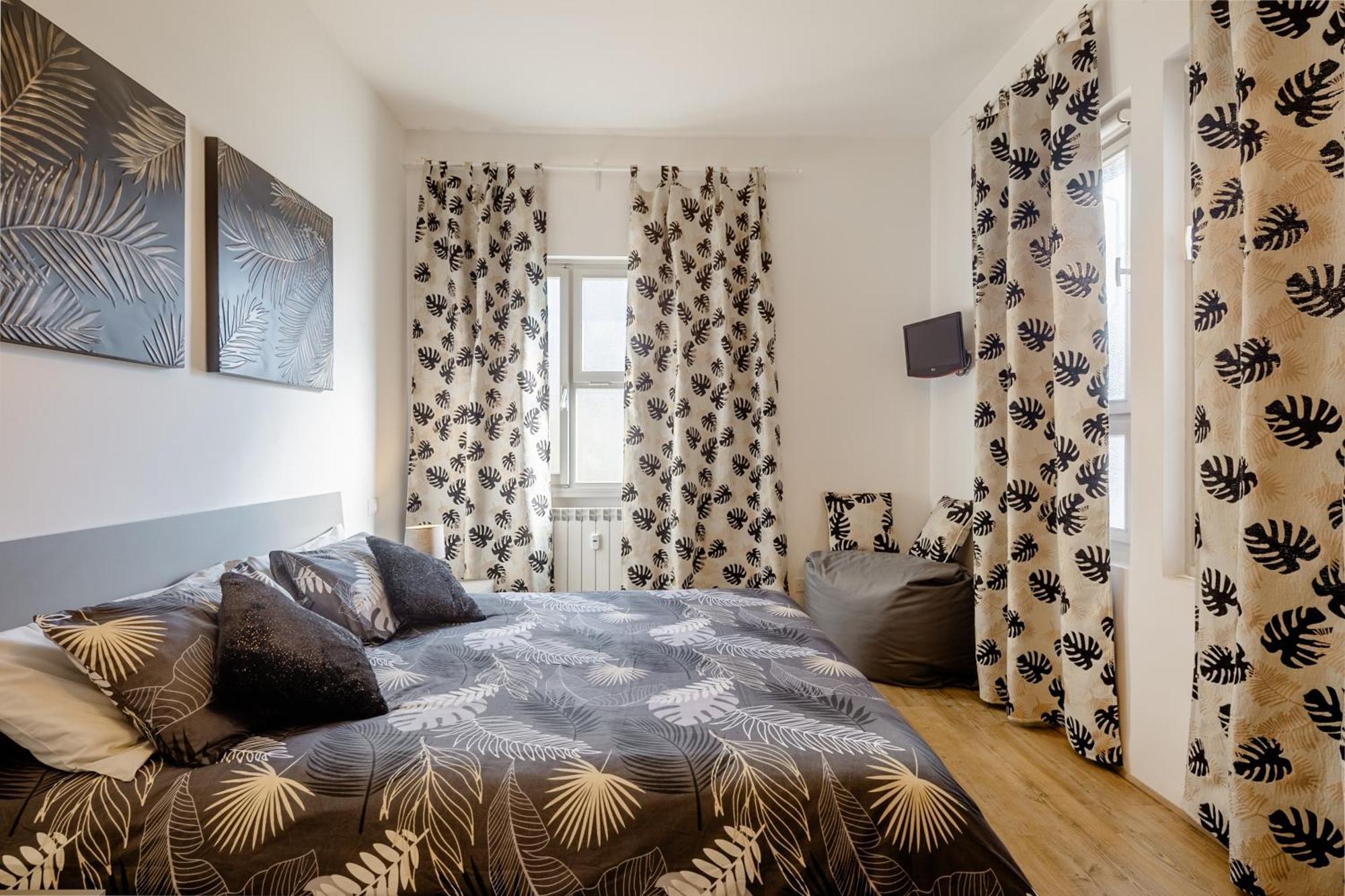 Apartamento Open The Classic Wooden Shutters At A Cozy Nest