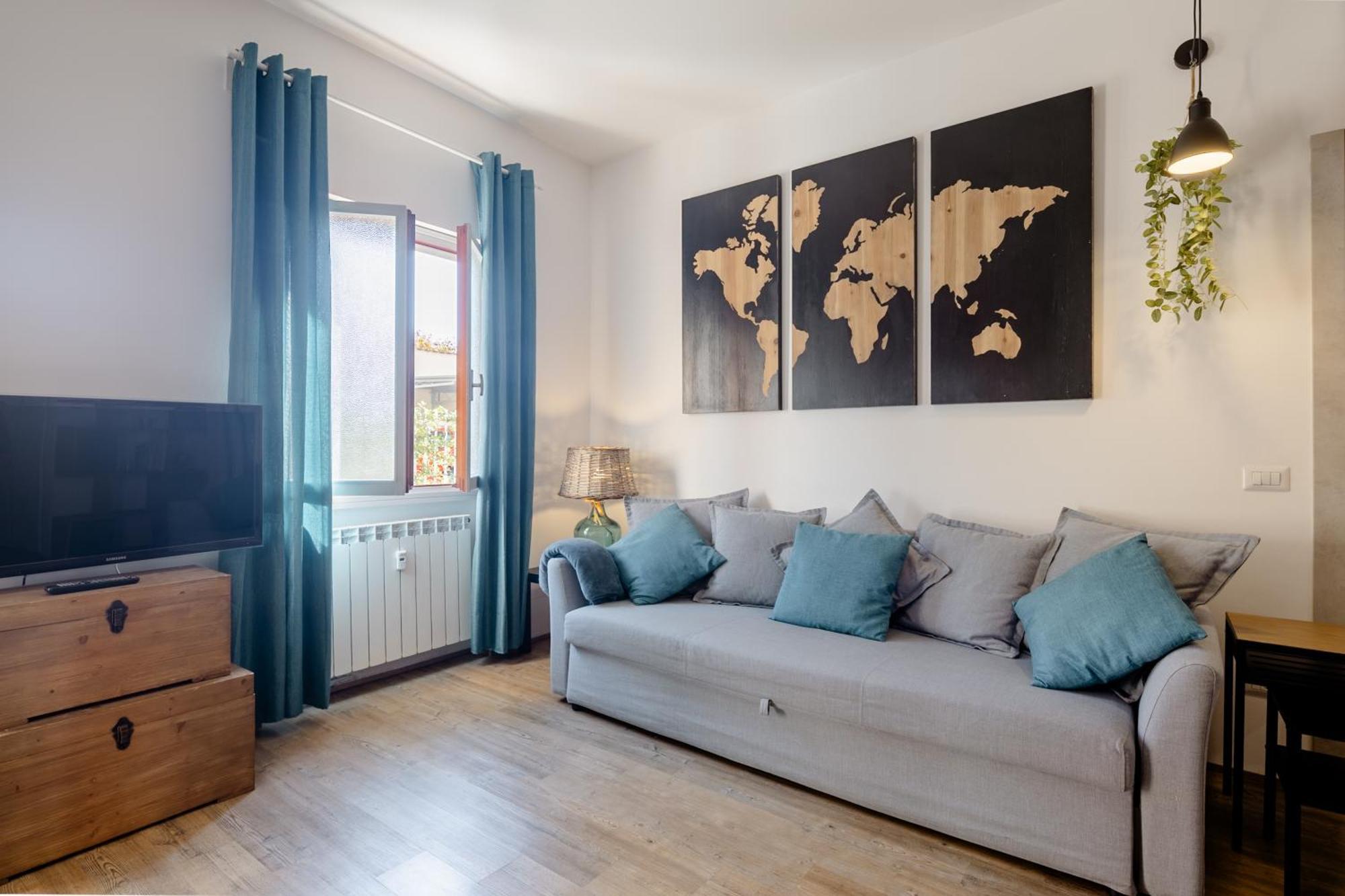 Open The Classic Wooden Shutters At A Cozy Nest Apartamento Florencia