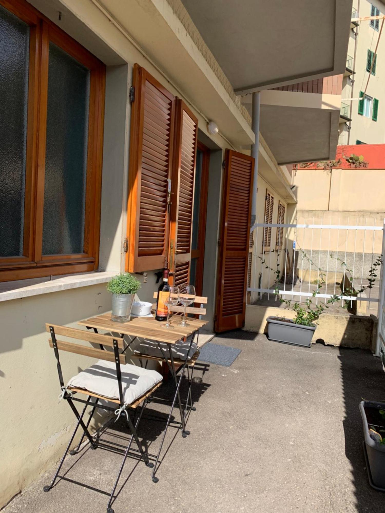 Apartamento Open The Classic Wooden Shutters At A Cozy Nest