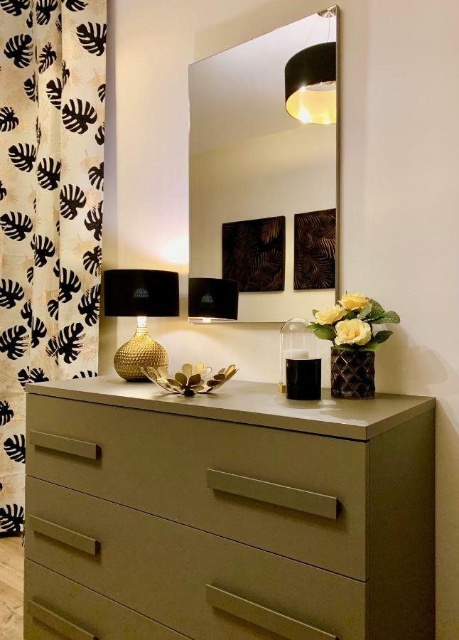 Open The Classic Wooden Shutters At A Cozy Nest Apartamento *