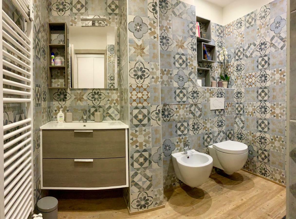Open The Classic Wooden Shutters At A Cozy Nest Apartamento Florencia