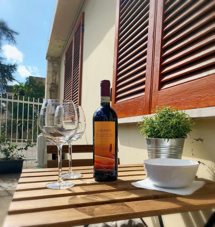 Apartamento Open The Classic Wooden Shutters At A Cozy Nest *